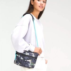 LULULEMON PATCH LOGO CROSSBODY BAG 2.5L